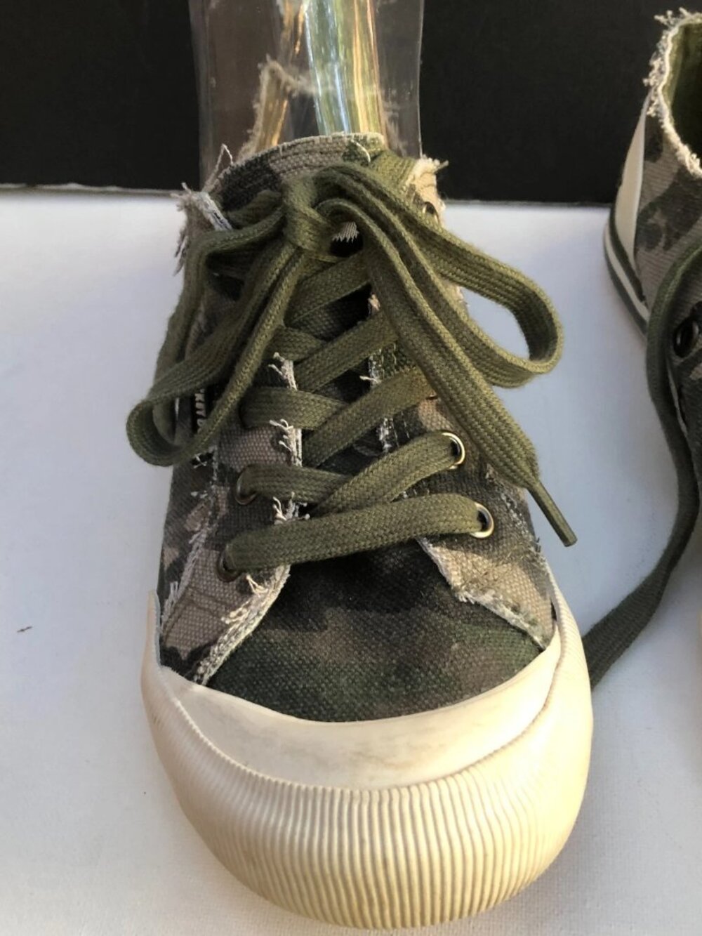 Rocket Dog Women& Sneaker Canvas Lace-up Gray Camo Shoes Sz 6.5 Frayed Edges - Picture 2 of 13